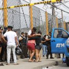 Familiares acudieron al sitio para comprobar la identidad de su pariente. Policías tuvieron que controlar que no se acerquen al cadáver.