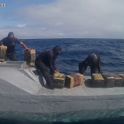 Personal de la Armada del Ecuador saca los bultos con droga que llevaba el narcosubmarino detenido en Galápagos y que luego se hundió.