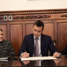 Daniel Noboa firmando decretos en su segundo día de gobierno.