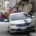 El vehículo de la víctima tenía varios orificios en la ventana del conductor.