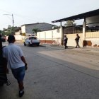 El herido fue llevado a esta casa de salud de Daule.