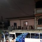 El colectivo chocó de costado con tres casas y luego quedó detenido. Fue necesario el uso de una grúa para retirar el transporte pesado del sector.