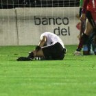 El árbitro Robert Cabrera tuvo que ser sacado de la cancha tras la lesión.