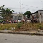 Los curiosos llegaron a ver lo que había pasado.