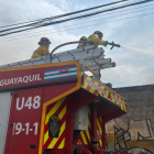 Personal de Bomberos trabaja por controlar la emergencia.