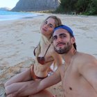 Leonardo Campana y su novia Ariana Altuve disfrutan de las playas de Hawái.