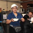 La joven ha logrado culminar sus estudios gracias a este negocio fundado por su mamá.