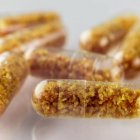 Las personas consumen los excrementos de otras personas en forma de pastillas.