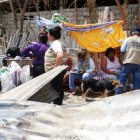 Los damnificados no pudieron salvar sus pertenencias y toda su vivienda se quemó. Les entregaron kits humanitarios.