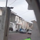 Un morador grabó el instante en que uno de los delicuetes entró a la casa del afectado.