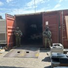 Hombres de las Fuerzas Armadas custodian el contenedor en el que se habían ocultado las armas.