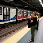 Una usuaria no desaprovechó el tiempo para maquillarse en el Metro de Quito.