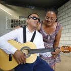 La madre del joven ha sido importante para él por su comprensión y apoyo para que logre ser más independiente.