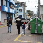 Junto a este contenedor de basura estaba el vehículo en el que Paola Ortega esperaba a su esposo.