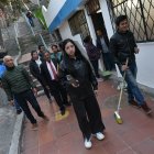 Emily Novoa (medio) y Jimmy Ling (der.) organizan a los ‘vecis’.