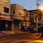 El cadáver quedó en una vereda.