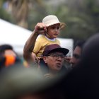 Gabriel carga a uno de sus hijos, quien también comparte su pasión por el rock.