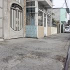 En el domicilio quedaron dos orificios provocados por impactos de proyectiles.