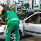 La Resolución 008-DIR-2017-ANT establece sanciones económicas para quienes no cumplan con la matriculación vehicular y la Revisión Técnica Vehicular (RTV).