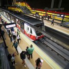 El Metro de Quito inició sus operaciones en la capital.