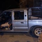 El cadáver quedó al interior de la camioneta plateada.