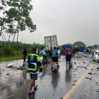 En la vía quedaron esparcidas piezas de los vehículos pesados.