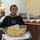 En el local nuevo, Rosa muestra la preparación de su producto.