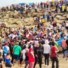 Curiosos en San Mateo, ante el hallazgo de los cadáveres.