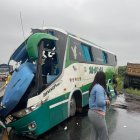 Gran parte de la cabina del bus y el lado derecho de la carrocería quedaron deteriorados por el choque.