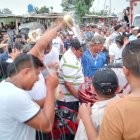 Ecuador

Los amigos del difunto David Arzube Valero también echaron de cerveza al féretro antes de sepultarlo.