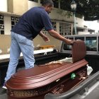 Familiares retiraron el cadáver de Muñoz para su velatorio.
