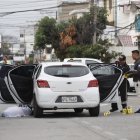 Policía recabó indicios en el lugar de los hechos. Las víctimas sde transportaban en este auto blanco.