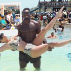 Disfrutando como si fuera Umm Suqeim Beach de Dubái, pero es La Playita del Guasmo. Se imaginan que están en el Nurs-Et Steakhouse del famoso Salt Bae,    pero están queriendo comer un buen encebollado.