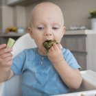 En su primer año de vida, la leche materna o de fórmula es su principal alimento.
