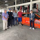 Gente del automovilismo que estará en la competencia a disputarse en Salinas. Roberto Gilbert organizador y Esteban Quirola corredor (izq)
