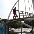 El puente que une la playa de Bellavista con el resto de la isla está oxidado y le faltan tablones del piso y barandilla.