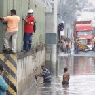 A muchos les tocó trepar una reja y caminar por el filo para evitar caminar en la poza. Un trayecto arriesgado.