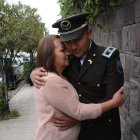 Adriana Mosquera, madre del oficial, lo abraza luego de saberse el fallo. Cuenta que toda esta situación les cambió la vida.