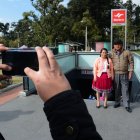 Sacarse una fotito afuera de la parada era obligatorio para estas dos personas.