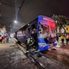 Este bus se quemó y la causa sería por una falla en el motor.