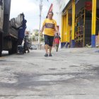 Fuera de un local de venta de planchas de zinc incendiaron un vehículo. Bomberos apagaron el fuego.