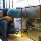 Agentes de Arcsa revisando alimentos de local clausurado.