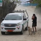 Los habitantes de Puná ‘comen’ polvo a diario por la falta de vías asfaltadas.