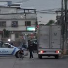 El cuerpo quedó tendido en la calzada. Policías acudieron para retirarlo.