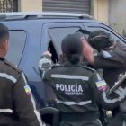 Momento en que los agentes policiales estaban abriendo el vehículo.