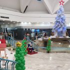 La presencia de Papá Noel en centros comerciales es tradicional en Navidad.