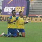 Del Gualaceo, Jhon Medina y Jhon Ontaneda con Biblia en mano de rodillas salió de la cancha del Chucho Benítez