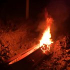 Los moradores decidieron prenderle fuego a la caja fúnebre.