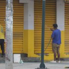 Un ciudadano fue asesinado en el sector de Los Helechos, mientras iba a comprar en una farmacia. Ayer barrieron y lavaron el área donde ocurrió el suceso.