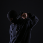 La víctima, un veinteañero, quedó en el piso tras el ataque a bala de los sicarios.